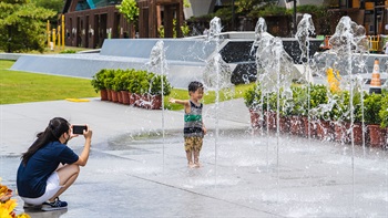 The musical fountain is a key feature in the park. Playing in water offers a comprehensive sensory experience for children: hearing the water splashes, seeing the motion and shapes of the water jets and the feel of the water all combined to stimulate children’s senses.